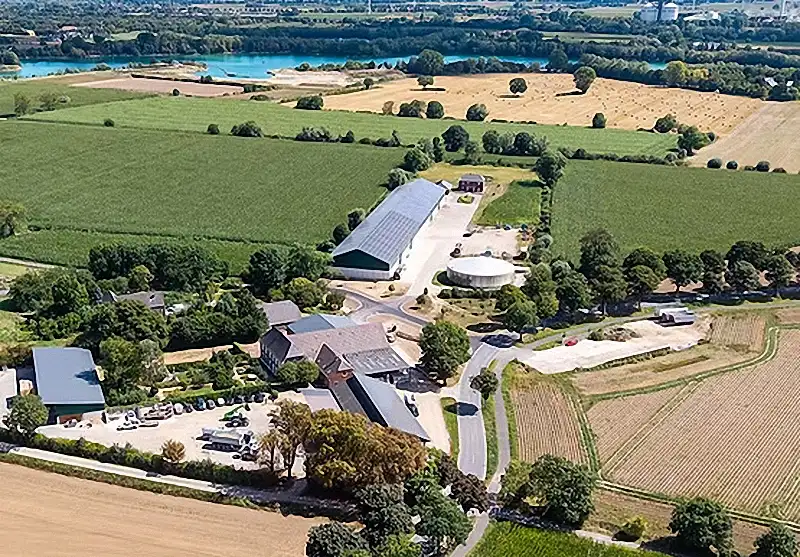 Luftaufnahme des landwirtschaftlichen Familienbetriebs Wilmsen in Kalkar