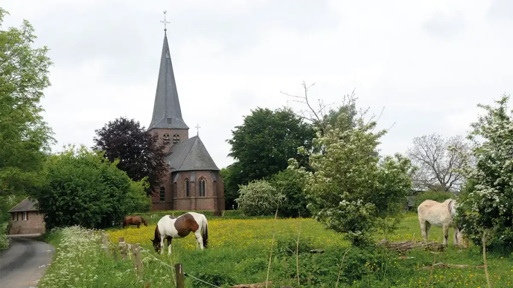 Ländliche Idylle: die Dorfkirche in Hanselaer.
