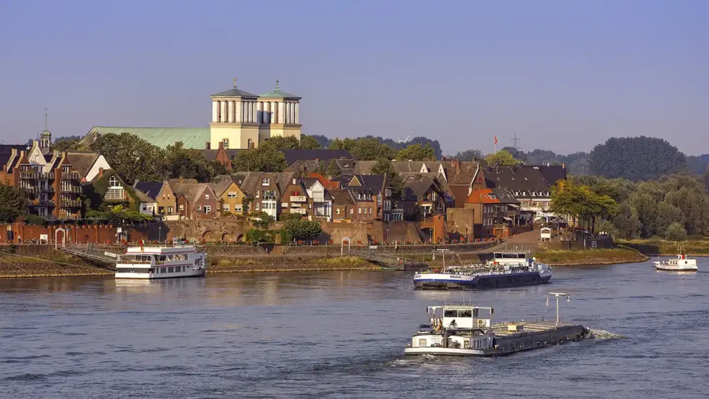 Ansicht von Rees von der anderen Rheinseite.